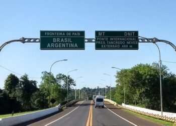 Argentina fecha fronteiras